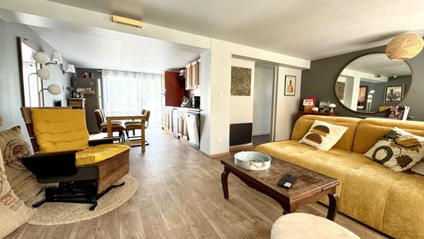 Charmante maison familiale renovee avec soin a seulement quelques minutes en velo du centre-ville, nichee dans un cadre calme et agreable.