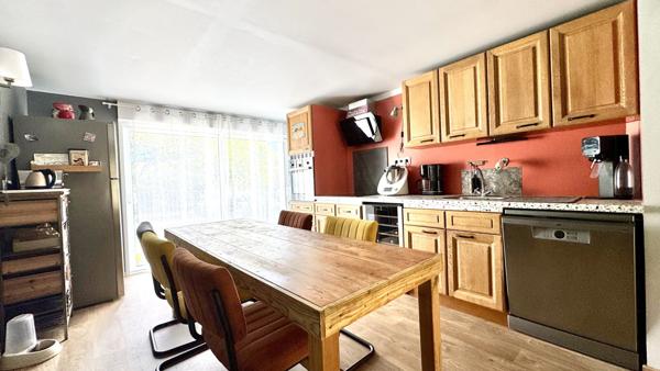 Charmante maison familiale renovee avec soin a seulement quelques minutes en velo du centre-ville, nichee dans un cadre calme et agreable.