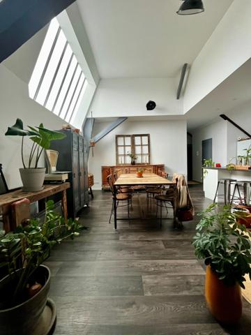 ULTRA-CENTRE SAUMUR, Appartement lumineux rénové de 82m² avec stationnement sécurisé et cave.
