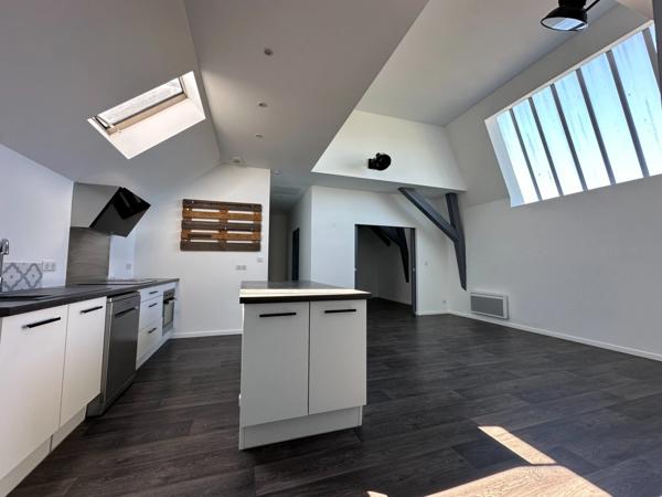 ULTRA-CENTRE SAUMUR, Appartement lumineux rénové de 82m² avec stationnement sécurisé et cave.