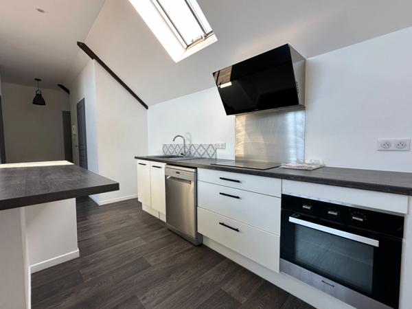 ULTRA-CENTRE SAUMUR, Appartement lumineux rénové de 82m² avec stationnement sécurisé et cave.