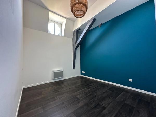 ULTRA-CENTRE SAUMUR, Appartement lumineux rénové de 82m² avec stationnement sécurisé et cave.