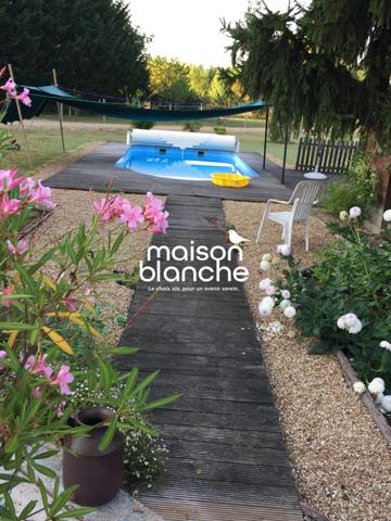 Maison lumineuse avec piscine – 10 000 m² de terrain – Saumur