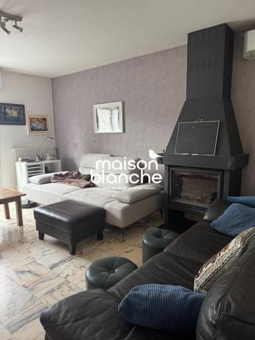 Maison lumineuse avec piscine – 10 000 m² de terrain – Saumur