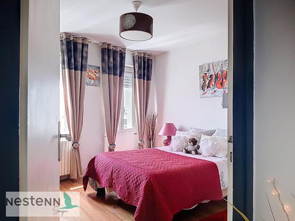 A vendre en plein centre du Gua,  un grand appartement et un local a amenager au rez de chaussee