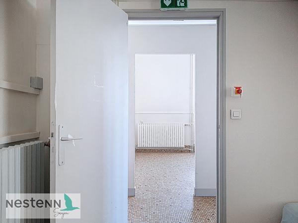 A vendre en plein centre du Gua,  un grand appartement et un local a amenager au rez de chaussee