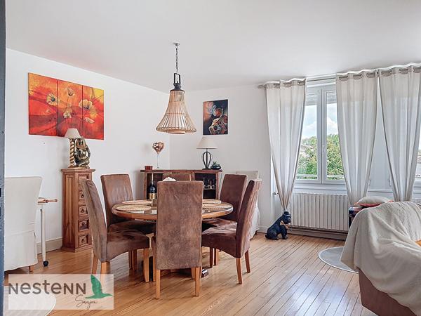 A vendre en plein centre du Gua,  un grand appartement et un local a amenager au rez de chaussee