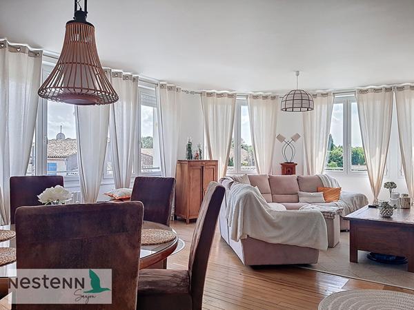 A vendre en plein centre du Gua,  un grand appartement et un local a amenager au rez de chaussee