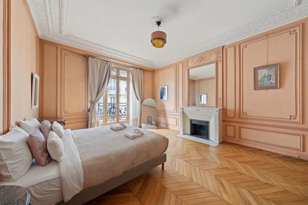 Vente                                                      Appartement
                        
                     8 pièces                      291 m2                     à Paris 17