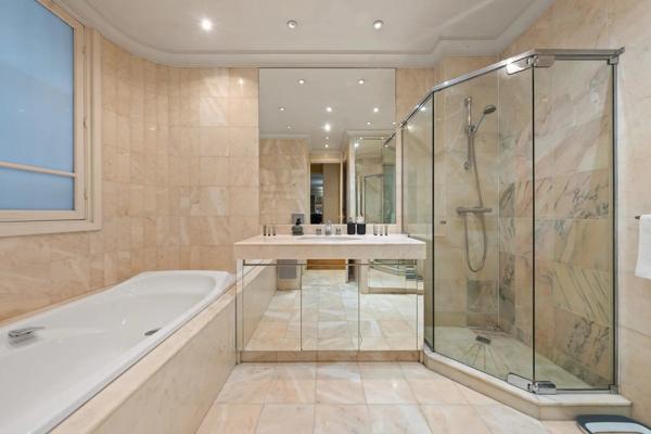 Vente                                                      Appartement
                        
                     8 pièces                      291 m2                     à Paris 17