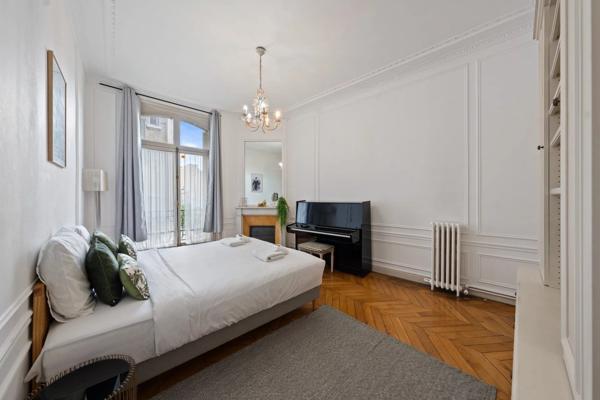 Vente                                                      Appartement
                        
                     8 pièces                      291 m2                     à Paris 17
