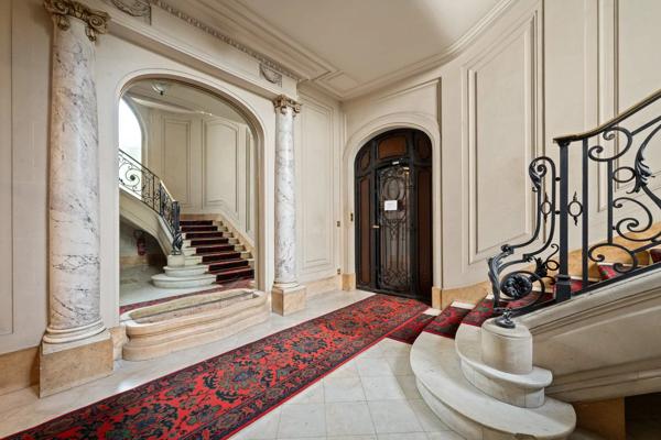 Vente                                                      Appartement
                        
                     8 pièces                      291 m2                     à Paris 17