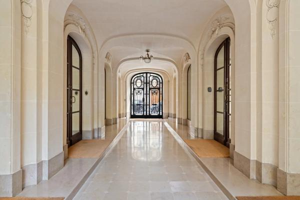 Vente                                                      Appartement
                        
                     8 pièces                      291 m2                     à Paris 17