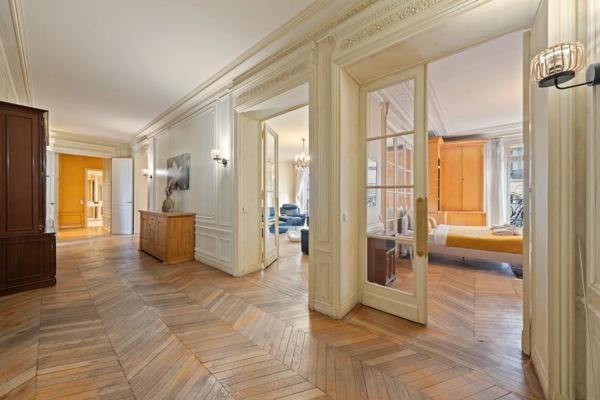 Vente                                                      Appartement
                        
                     8 pièces                      291 m2                     à Paris 17