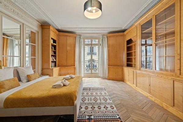 Vente                                                      Appartement
                        
                     8 pièces                      291 m2                     à Paris 17