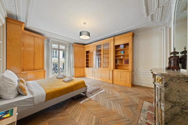 Vente                                                      Appartement
                        
                     8 pièces                      291 m2                     à Paris 17