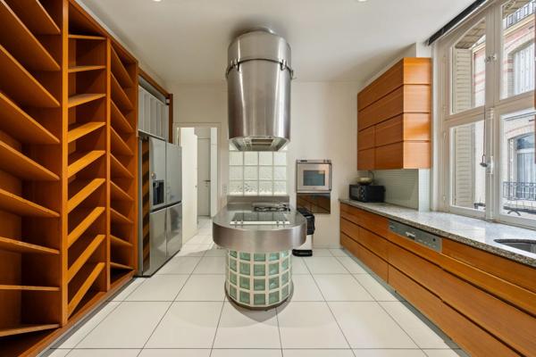 Vente                                                      Appartement
                        
                     8 pièces                      291 m2                     à Paris 17
