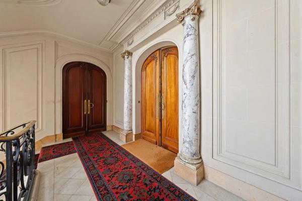 Vente                                                      Appartement
                        
                     8 pièces                      291 m2                     à Paris 17