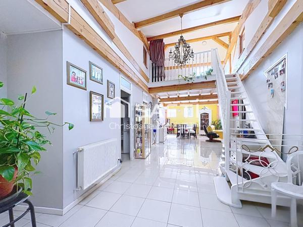 Immeuble d'habitation avec un commerce à Bourg centre