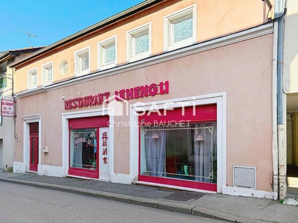 Immeuble d'habitation avec un commerce à Bourg centre