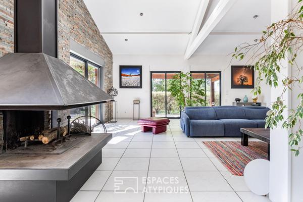 Villa contemporaine et son studio d’artiste au coeur de la nature boisée