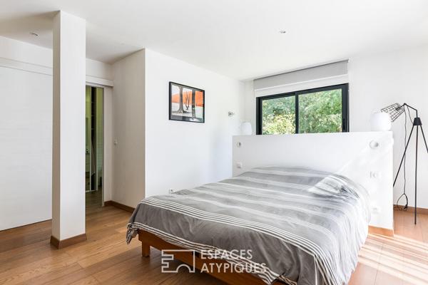 Villa contemporaine et son studio d’artiste au coeur de la nature boisée