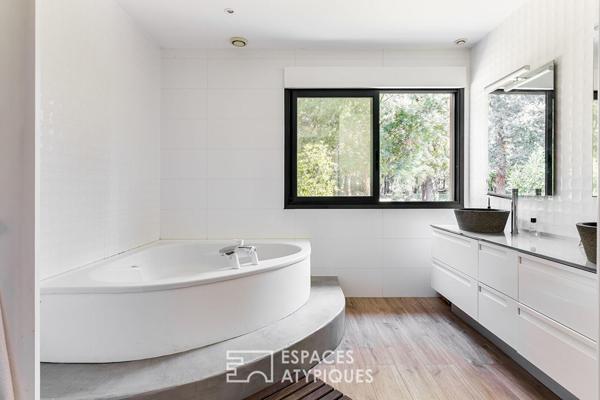 Villa contemporaine et son studio d’artiste au coeur de la nature boisée