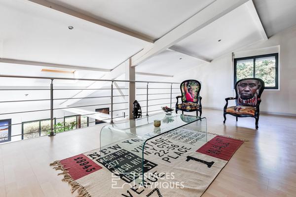 Villa contemporaine et son studio d’artiste au coeur de la nature boisée