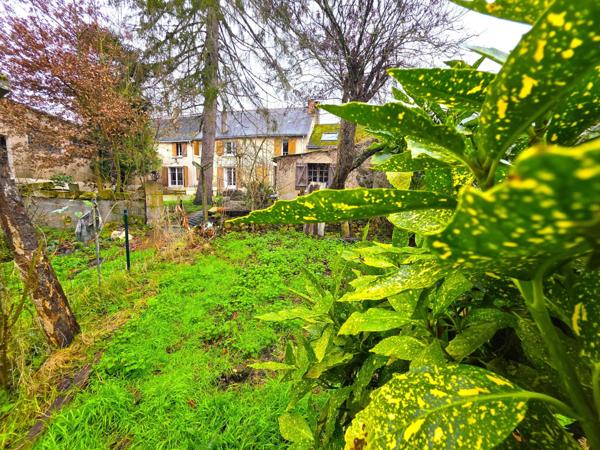 En coeur de bourg, Maison traditionnelle, son garage de 100m² et son terrain !