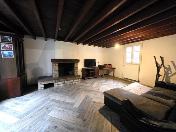 En coeur de bourg, Maison traditionnelle, son garage de 100m² et son terrain !