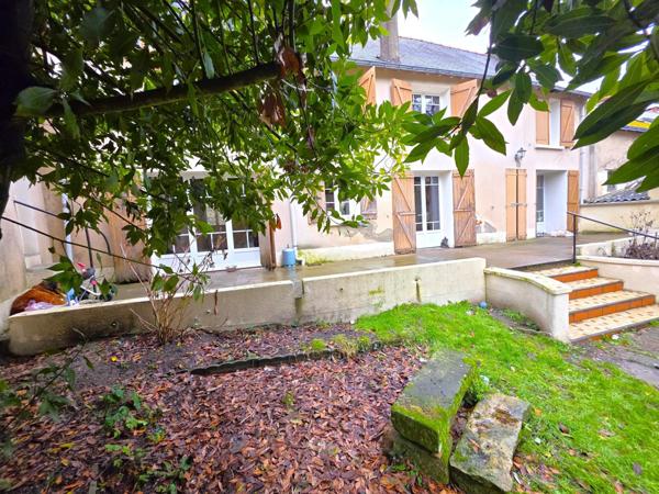 En coeur de bourg, Maison traditionnelle, son garage de 100m² et son terrain !