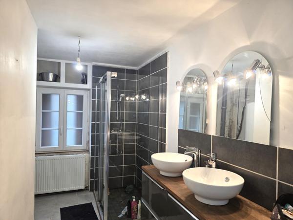 En coeur de bourg, Maison traditionnelle, son garage de 100m² et son terrain !