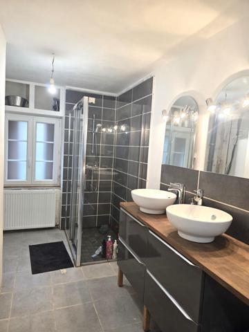 En coeur de bourg, Maison traditionnelle, son garage de 100m² et son terrain !