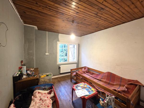 En coeur de bourg, Maison traditionnelle, son garage de 100m² et son terrain !