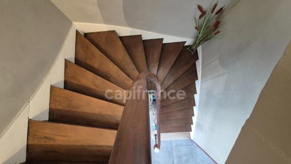 A vendre ETAMPES (91), Proche centre-ville, Charmante Meulière de 5 pièces sur sous-sol avec cour et garage.