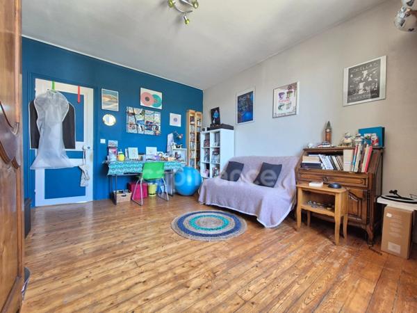 A vendre ETAMPES (91), Proche centre-ville, Charmante Meulière de 5 pièces sur sous-sol avec cour et garage.