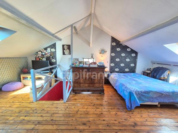 A vendre ETAMPES (91), Proche centre-ville, Charmante Meulière de 5 pièces sur sous-sol avec cour et garage.