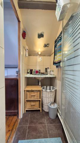 A vendre ETAMPES (91), Proche centre-ville, Charmante Meulière de 5 pièces sur sous-sol avec cour et garage.