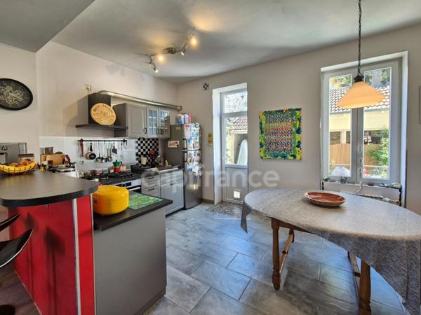 A vendre ETAMPES (91), Proche centre-ville, Charmante Meulière de 5 pièces sur sous-sol avec cour et garage.