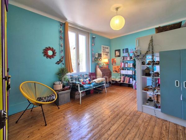 A vendre ETAMPES (91), Proche centre-ville, Charmante Meulière de 5 pièces sur sous-sol avec cour et garage.