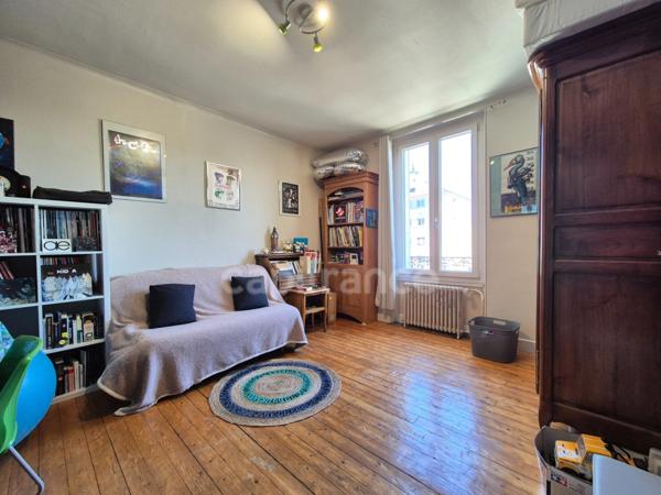 A vendre ETAMPES (91), Proche centre-ville, Charmante Meulière de 5 pièces sur sous-sol avec cour et garage.