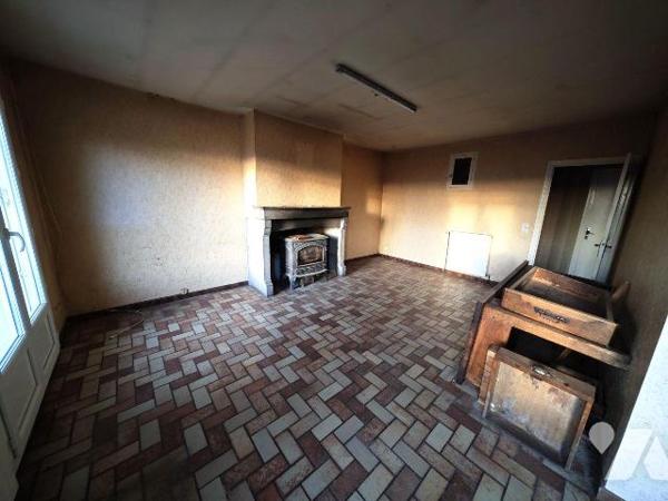 L'étude vous invite à découvrir cette maison individuelle construite en 1975 idéalement située ...