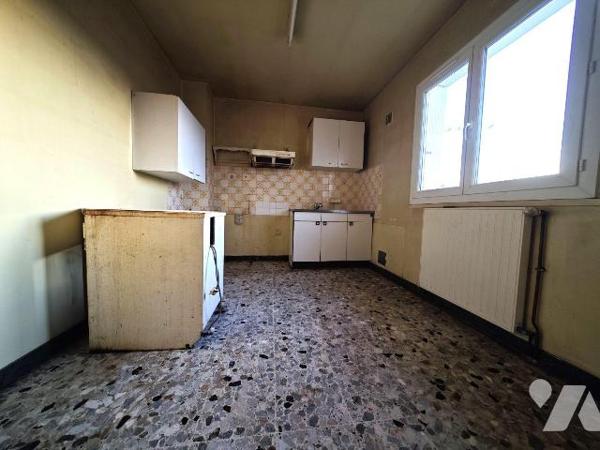 L'étude vous invite à découvrir cette maison individuelle construite en 1975 idéalement située ...