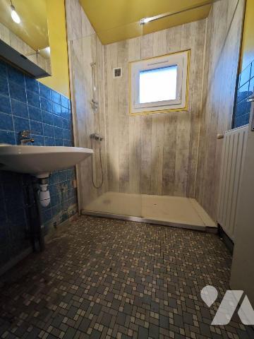 L'étude vous invite à découvrir cette maison individuelle construite en 1975 idéalement située ...