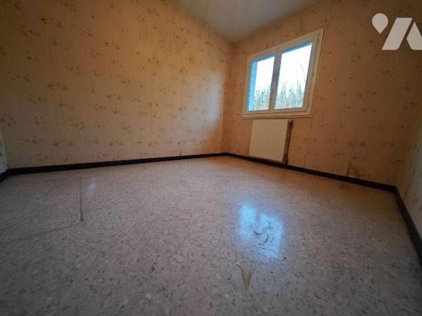 L'étude vous invite à découvrir cette maison individuelle construite en 1975 idéalement située ...