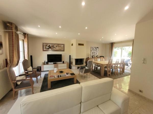 À vendre - Maison traditionnelle, 6 pièces située à Tours (37100)