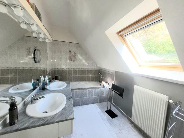 À vendre - Maison traditionnelle, 6 pièces située à Tours (37100)