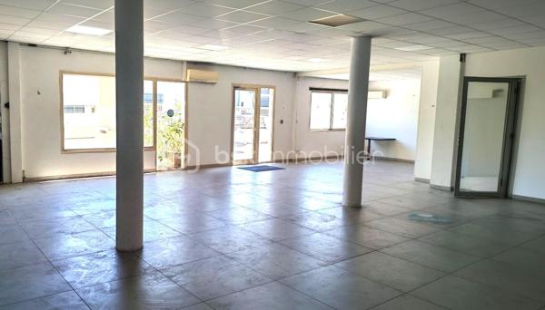 Nîmes, à proximité immédiate du centre hospitalier, un bâtiment indépendant en monopropriété d'environ 900M², organisé en R+2, structuré en trois plateaux de 300M² chacun.
Chaque plateau est totalement autonome avec son propre accès et son propre compteur, offrant à l'investisseur une grande liberté d'exploitation : location séparée, usages différenciés selon les niveaux ou occupation globale par un seul exploitant. Un ascenseur privatif dessert l'ensemble des niveaux. Le bâtiment est équipé de la climatisation et d'un chauffage au sol sur toute sa surface. La toiture entièrement refaite en 2024, et les trois plateaux ne nécessitent aucun travaux, garantissant un bien immédiatement exploitable. Des places de stationnement complètent cet ensemble. Le bien est situé en zone UE du PLU de NIMES.