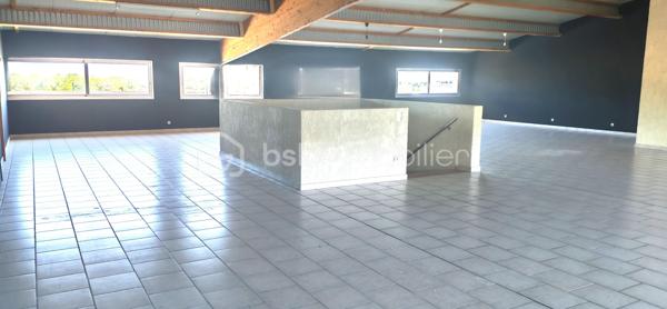 Nîmes, à proximité immédiate du centre hospitalier, un bâtiment indépendant en monopropriété d'environ 900M², organisé en R+2, structuré en trois plateaux de 300M² chacun.
Chaque plateau est totalement autonome avec son propre accès et son propre compteur, offrant à l'investisseur une grande liberté d'exploitation : location séparée, usages différenciés selon les niveaux ou occupation globale par un seul exploitant. Un ascenseur privatif dessert l'ensemble des niveaux. Le bâtiment est équipé de la climatisation et d'un chauffage au sol sur toute sa surface. La toiture entièrement refaite en 2024, et les trois plateaux ne nécessitent aucun travaux, garantissant un bien immédiatement exploitable. Des places de stationnement complètent cet ensemble. Le bien est situé en zone UE du PLU de NIMES.