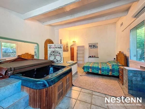 Propriété d'exception à Grimaud ? 600 m² de potentiel avec 3 piscines et plus de 7000 m² de terrain